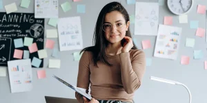 Manager thinking strategically with team — conceptual skills for better leadership